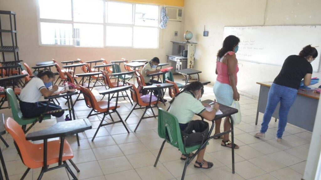 Vinculan a proceso a mujer por presunto manejo irregular de $600 mil en escuela