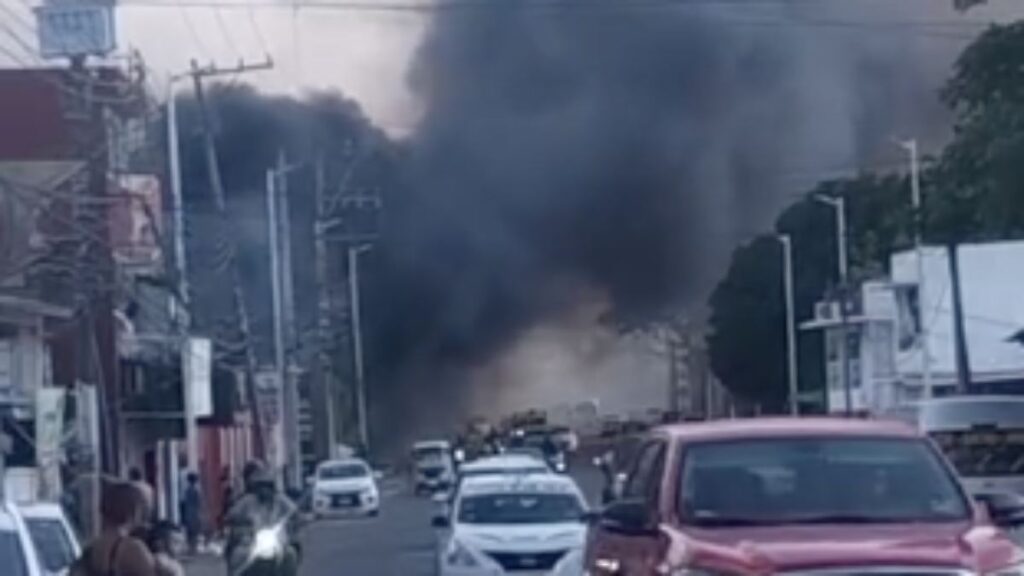 Alerta por incendio de pastizal aledaño a una gasolinera en Tierra Colorada