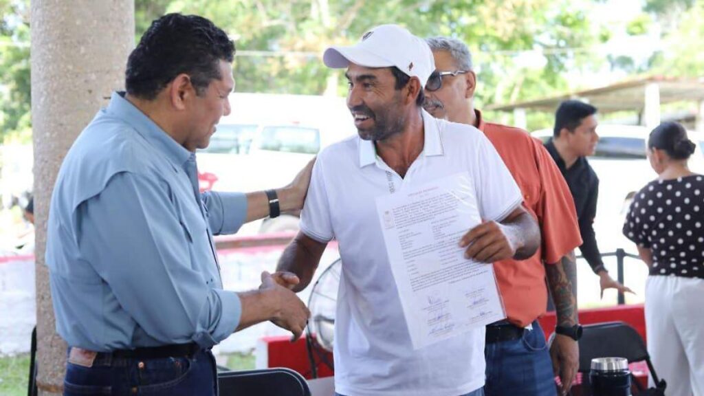 Entrega de títulos de propiedad a seis familias en Rancho Grande, Tenosique