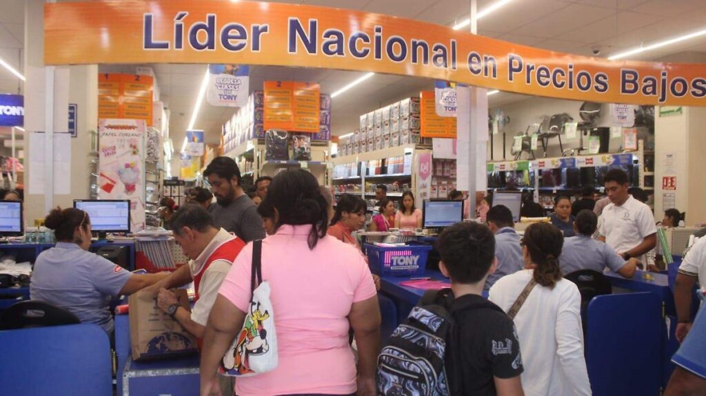 A dos semanas que inicien clases, padres abarrotan papelerías en Villahermosa