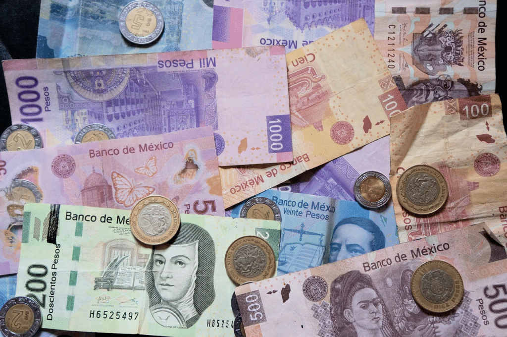 Moneda nacional resiste sobre la barrera de 17 unidades en espera de la Fed y Banxico