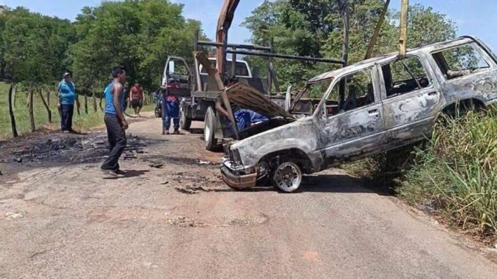 Incendio consume camioneta sobre la carretera Ciudad Pemex-Macuspana