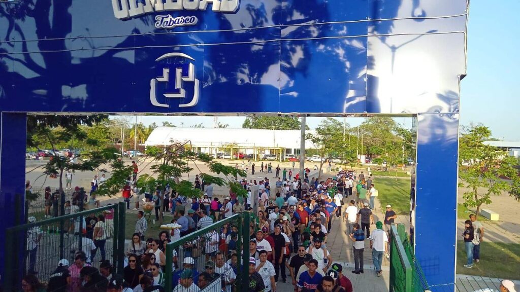 Aficionados abarrotan el Estadio 27 de Febrero para apoyar a los Olmecas