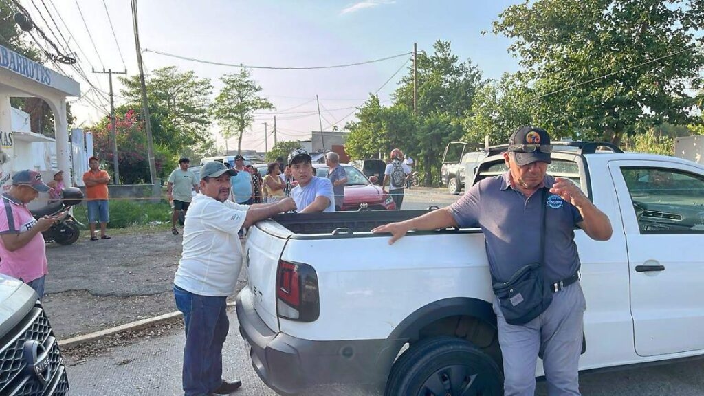 Cierran paso en Río Viejo por falta de energía eléctrica
