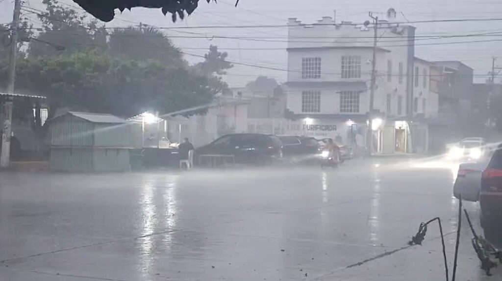 Tromba provoca inundaciones, cortes de luz y caos vial en Villahermosa