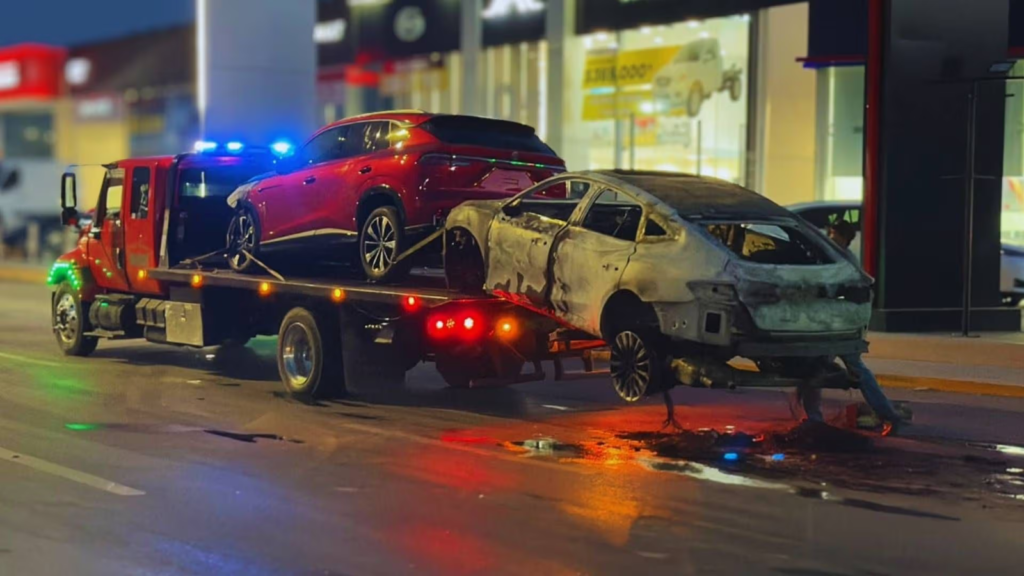 Autoridades investigan incendio en agencia automotriz de Ciudad Juárez