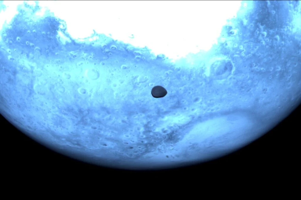 Cómo el impacto de un asteroide remodeló a Deimos y transformó la luna de Marte