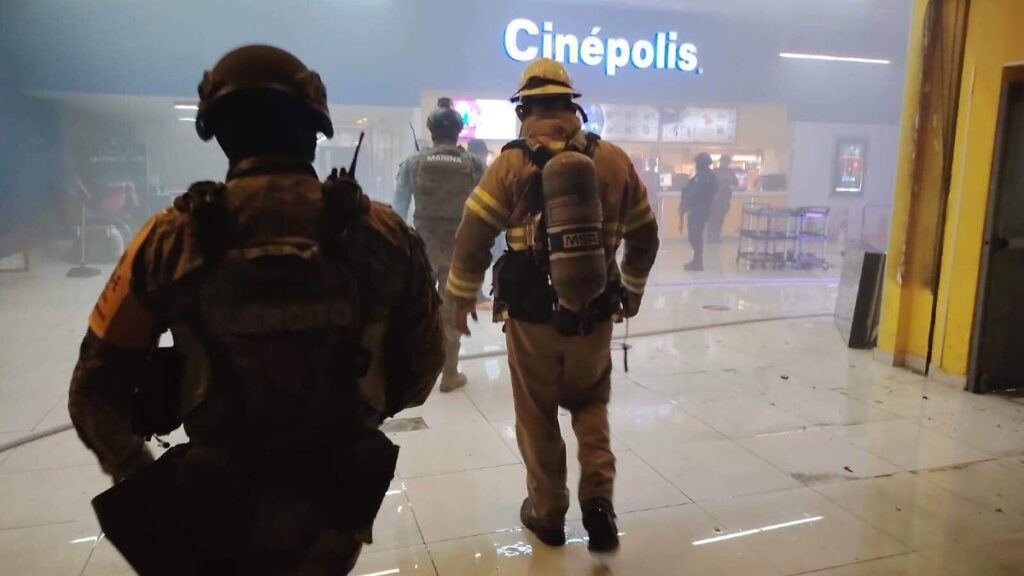 Corto circuito causa incendio en bodega de alimentos de Cinépolis Comalcalco