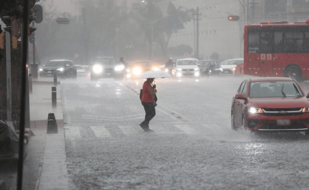 Pronóstico meteorológico alerta por impacto de ondas tropicales y fuertes lluvias en México