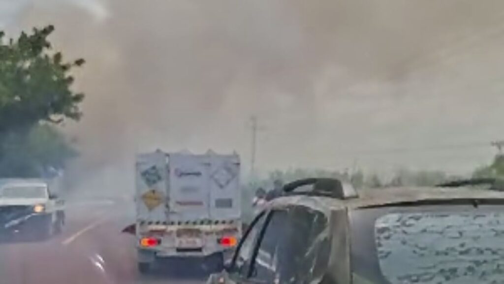 Humo reduce visibilidad y provoca accidentes en carretera Villahermosa-Frontera