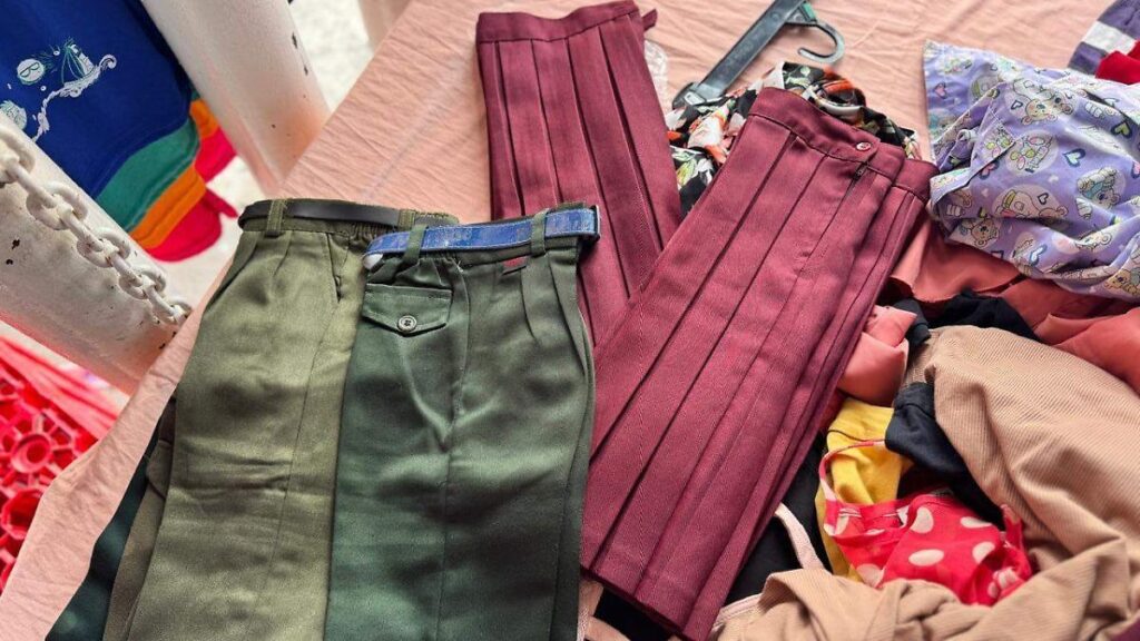 Uniformes desde 30 pesos en la paca; el dilema de los padres por ahorrar