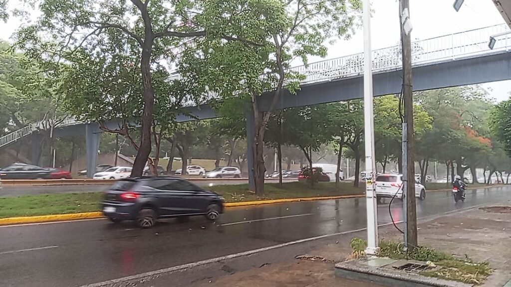 Último domingo de agosto con lluvias fuertes por ondas tropicales en Tabasco