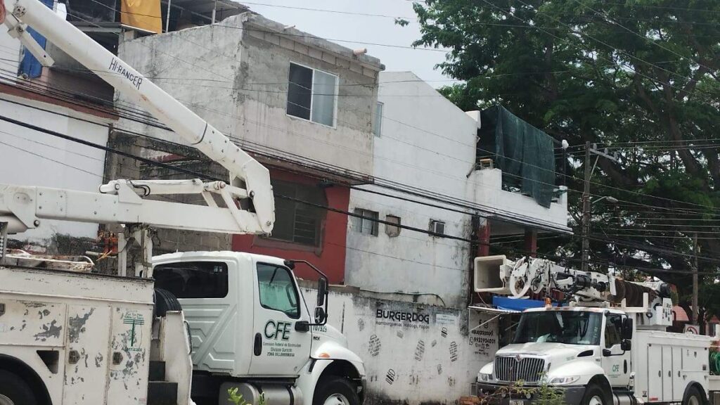 Comunidades de Tabasco bloquean carreteras por fallas en el servicio eléctrico