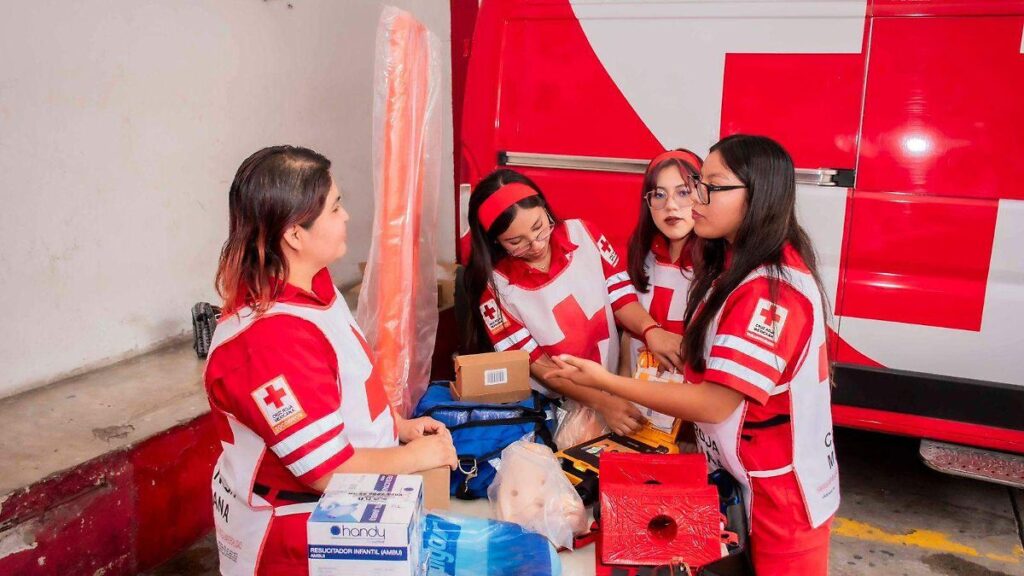 Entregan equipo y material a rescatistas de la Cruz Roja en Villahermosa y Jalpa