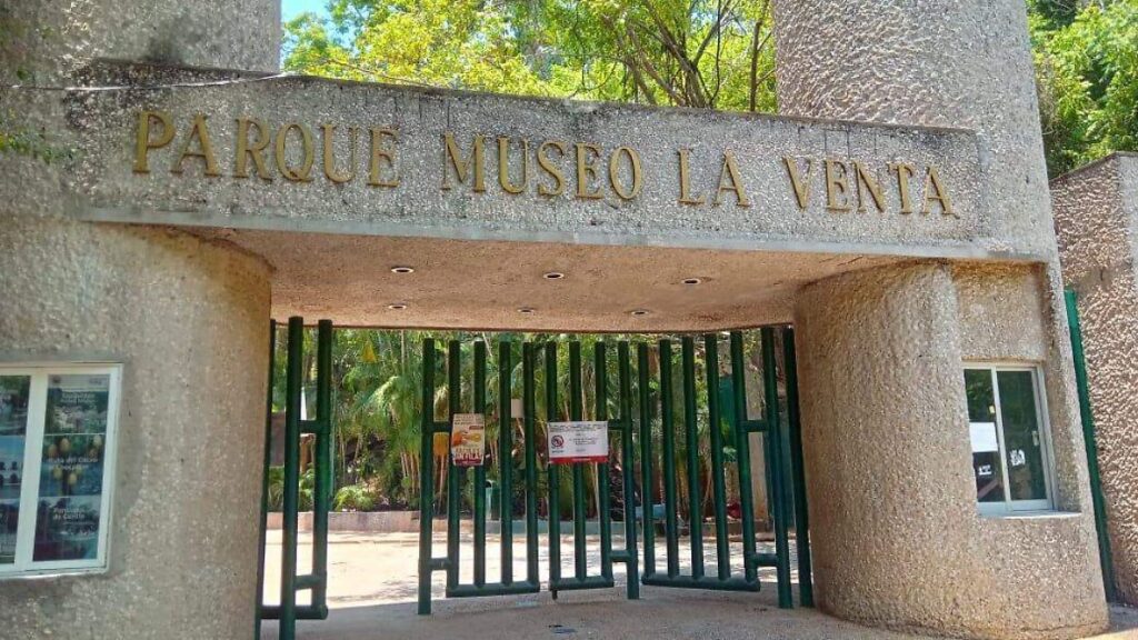 En puerta proyecto de luz y sonido para Parque Museo La Venta
