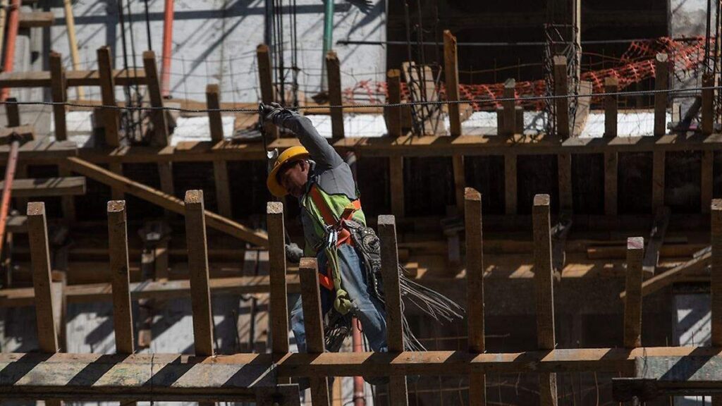 Trabajos bajo el sol: Cómo evitar un golpe de calor al trabajar a la interperie