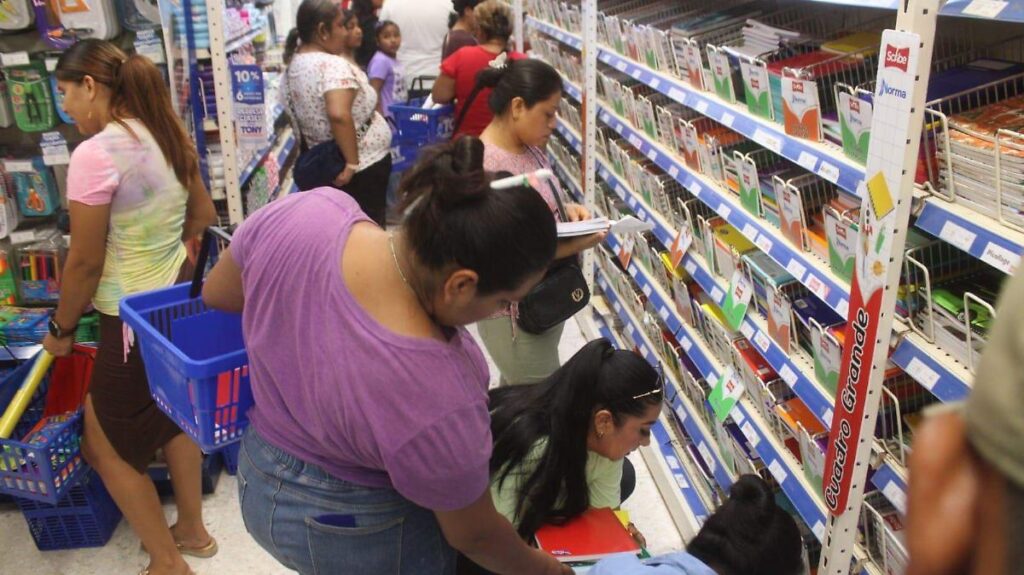Padres enfrentan alza en útiles escolares para el regreso a clases