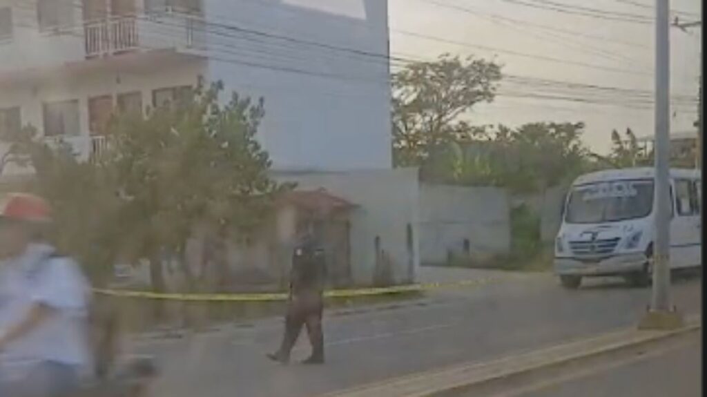 Muere motociclista tras impactarse contra transporte público en Paraíso