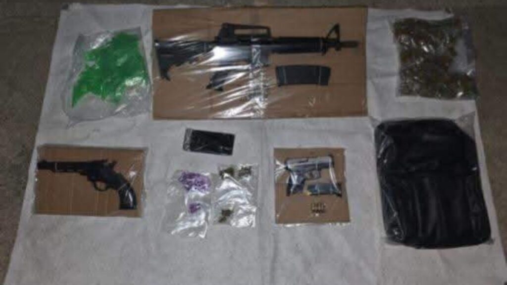 Detienen a hombre con armas y presuntas drogas en Cunduacán
