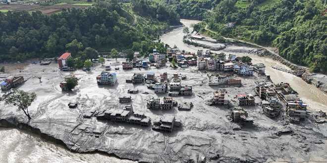Aumentan a 804 los muertos por devastadora riada en Nepal