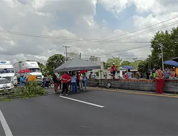 Con bloqueo de casi 5 horas en la Villahermosa-Frontera, padres acuerdan con Setab clases presenciales