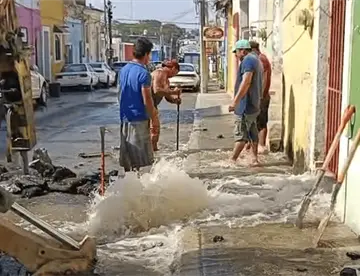 Se registra fuerte fuga de agua en colonia Centro; ayuntamiento tuvo que suspender el servicio por la reparación