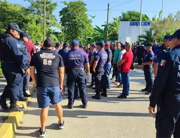 Protestan policías de Nacajuca en exigencia de seguro de vida