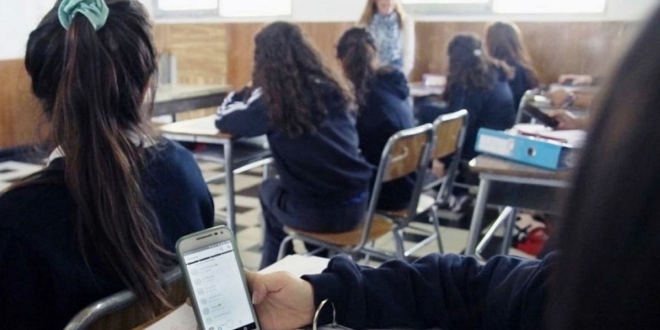 Regulan celulares en escuelas de Tabasco