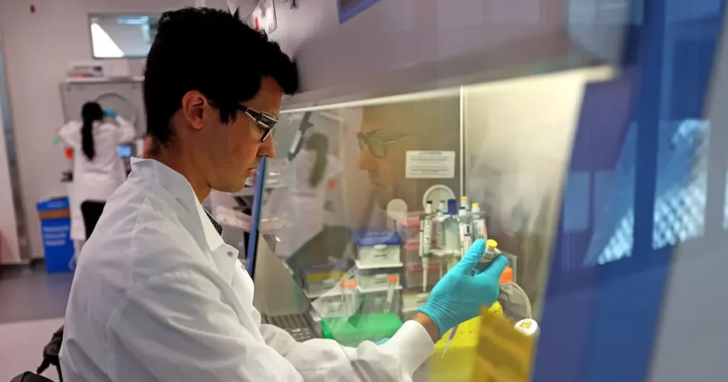 Vacuna personalizada contra el cáncer de Moderna y Merck supera fase 3 y eleva expectativas