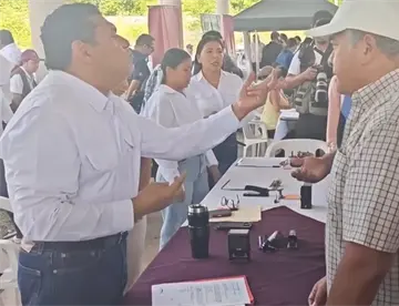 No tengo varita mágica: May a ciudadanos que le reclamaron mejora en carretera de Balancán