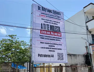 Colocan mega lona frente al Hospital Regional de Pemex en Villahermosa; acusan caso de negligencia