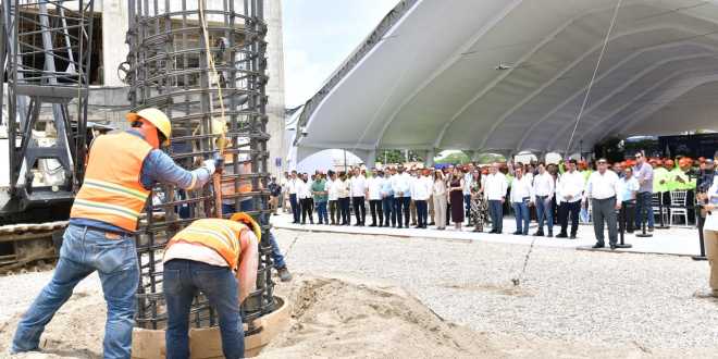 Ponen primera piedra de centro oncológico