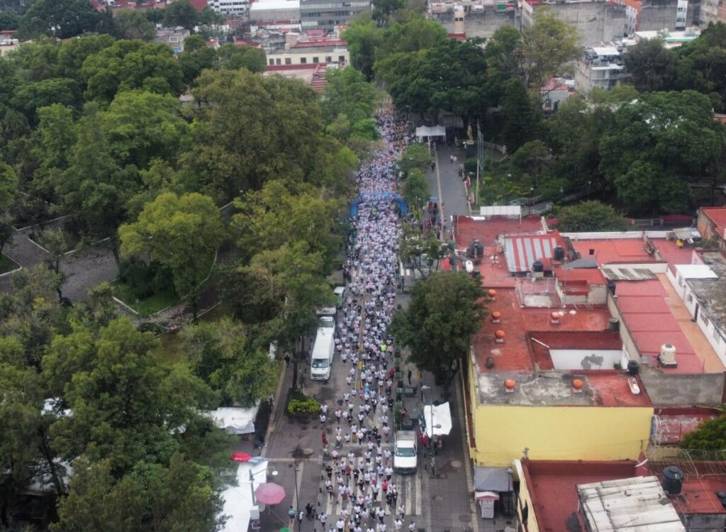 Más de mil 500 personas llenan las calles de Azcapotzalco