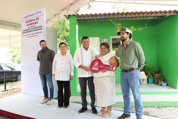 Entregan 30 Viviendas del Bienestar en Centro