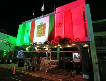 Iluminan sedes de los tres poderes en Tabasco para dar la bienvenida al mes patrio