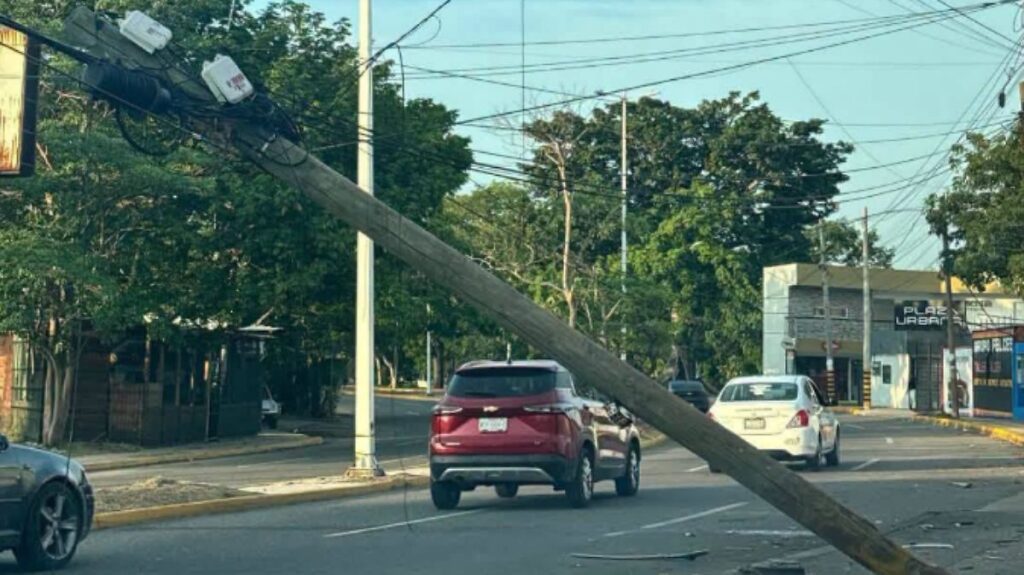 Choque deja poste a punto de caer en El Espejo 2 y genera alerta vial
