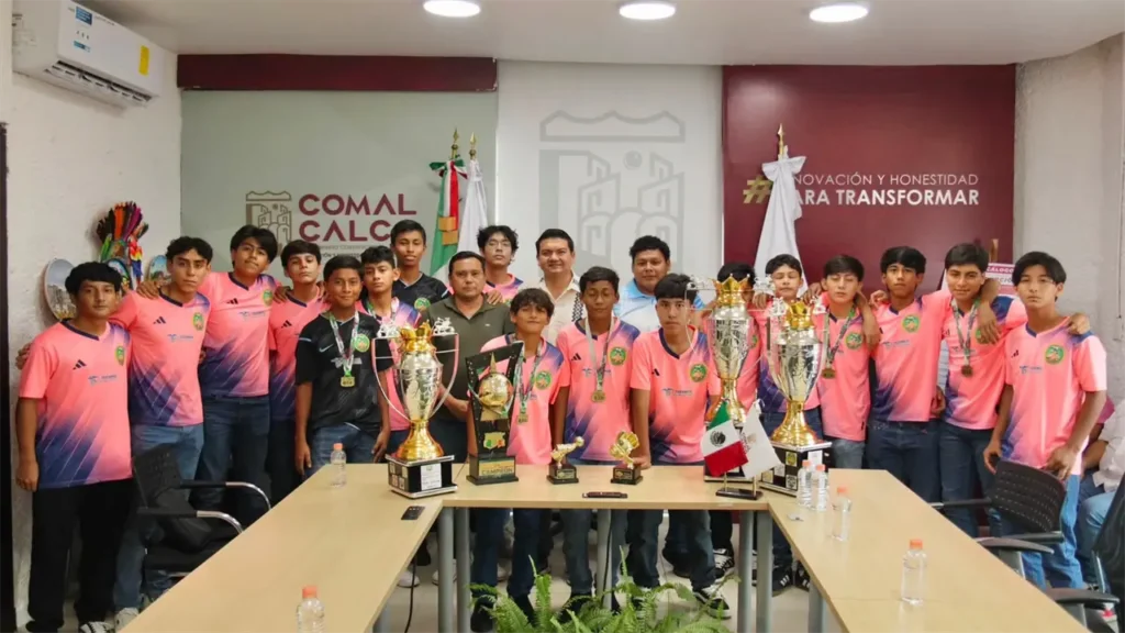 Reconocen a jóvenes futbolistas de Chocolateros Comalcalco por sus triunfos