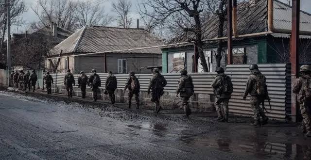 Detienen a una joven por un caso que involucra a dos militares en Ucrania